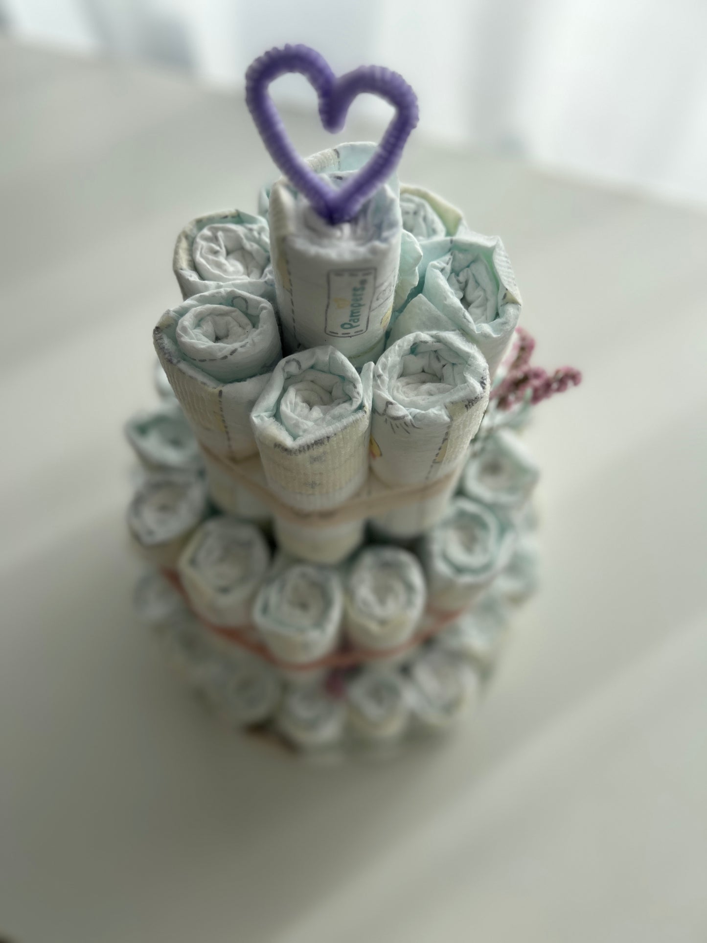 Geschenkidee zur Baby Shower Windeltorte, liebevoll verpackt