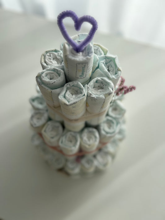 Geschenkidee zur Baby Shower Windeltorte, liebevoll verpackt