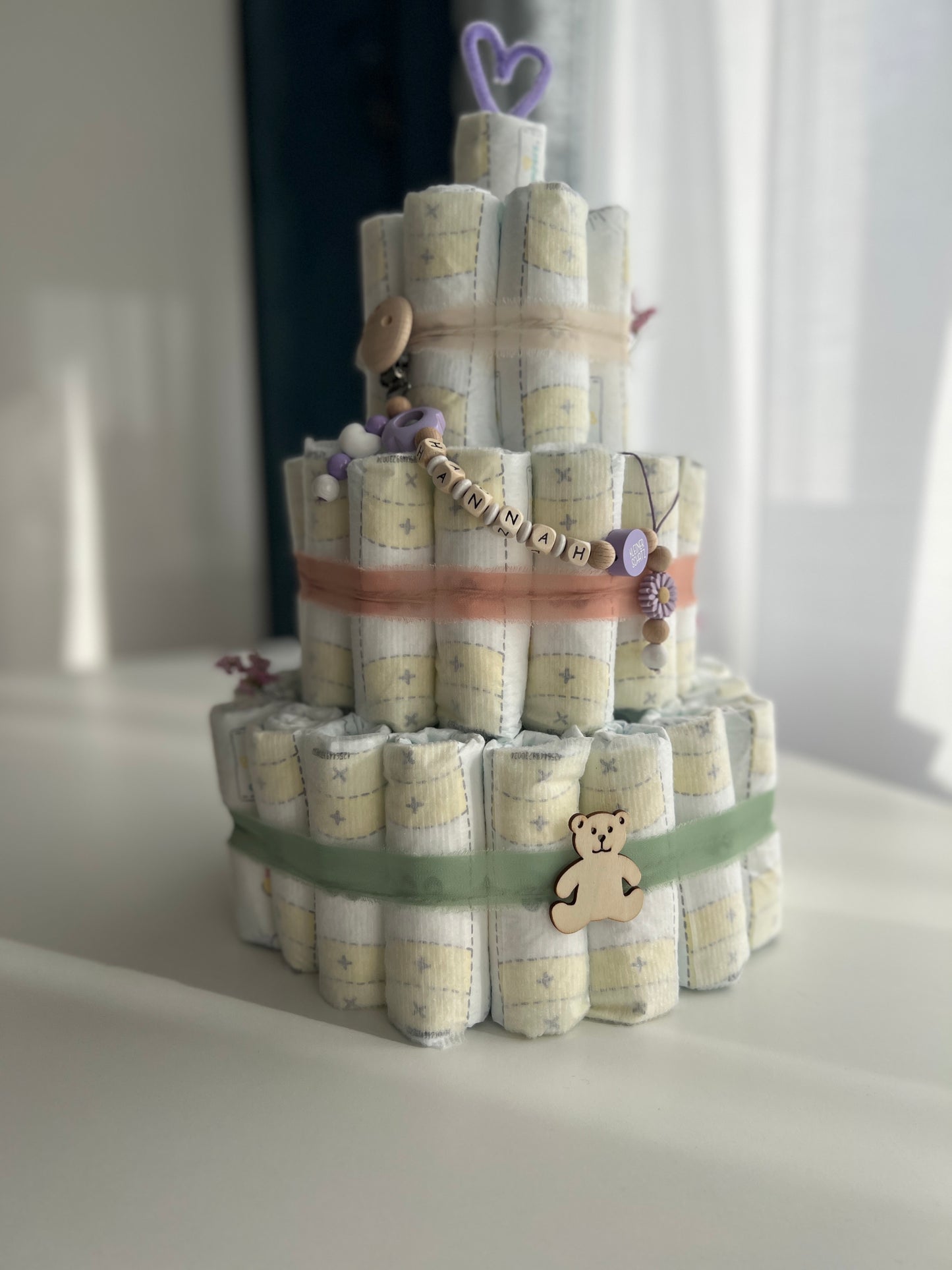 Geschenkidee zur Baby Shower Windeltorte, liebevoll verpackt
